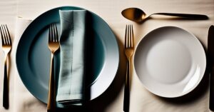 Podstawowe ułożenie sztućców: savoir-vivre, poradnik jak ułożyć sztućce na stole